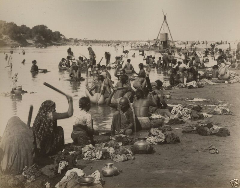 Women washing clothes at Ahmedabad, late 19th or early 20th century